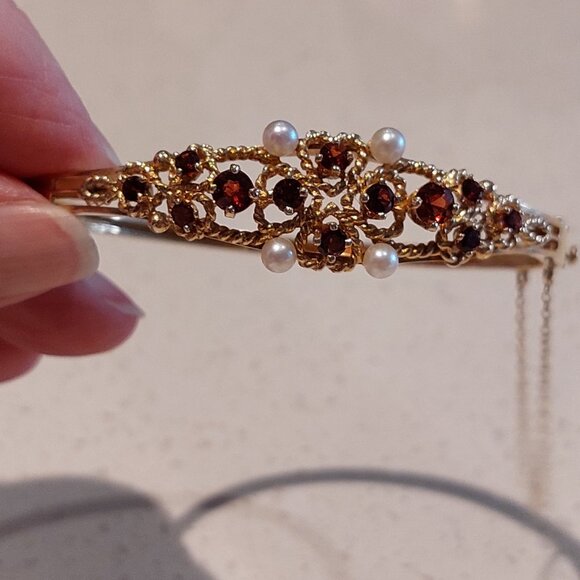 vintage garnet and pearl 14K oval hinged bangle bracelet - Picture 2 of 7